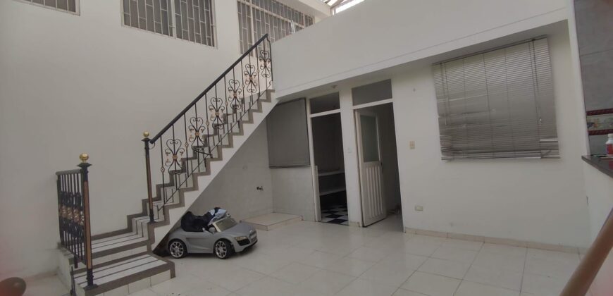 VENDO CASA AMPLIA VILLA LUZ